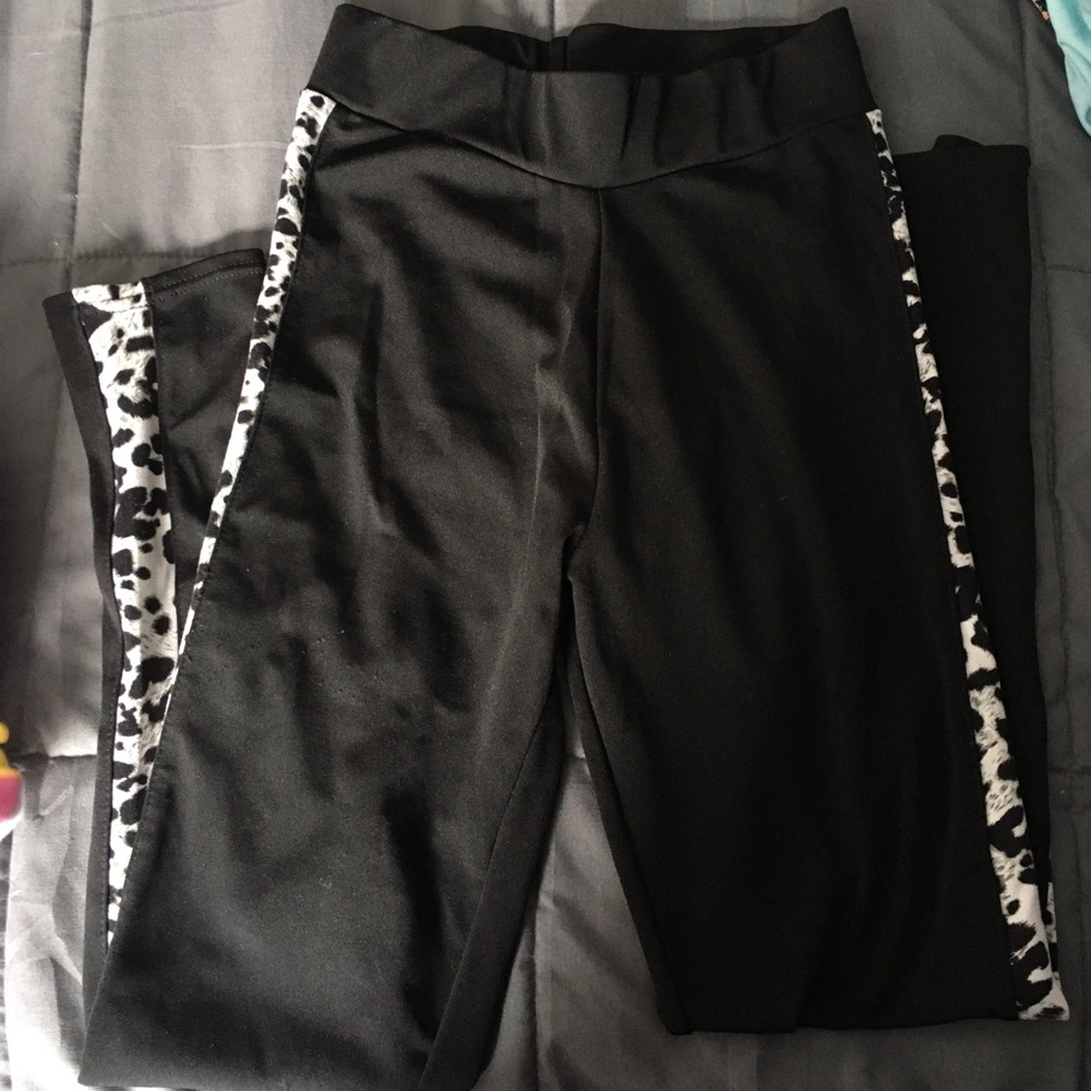 Athletic capris with Cute leopard detail